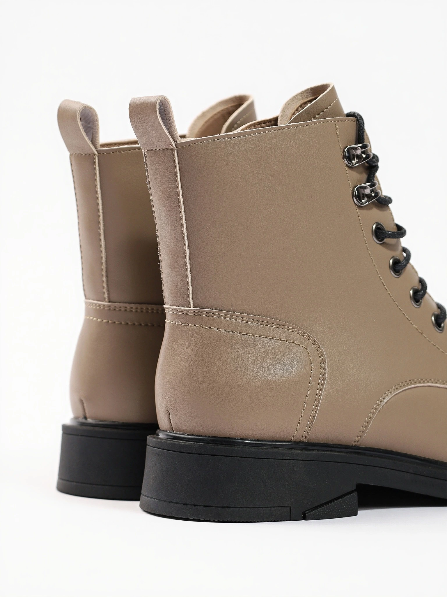 Ботинки-дерби бежевого цвета из натуральной кожи